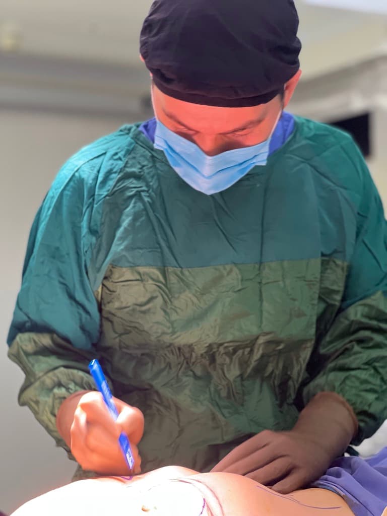 Plastik cerrah Op. Dr. Halil Işık