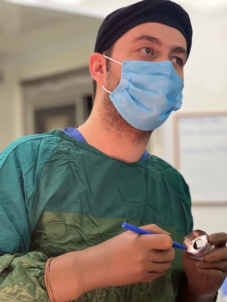Plastik cerrah Op. Dr. Halil Işık
